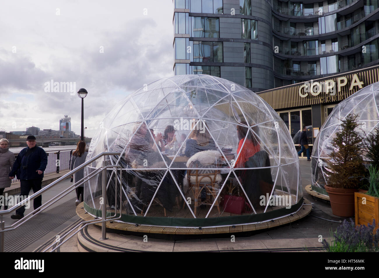 Cialde di plastica a London Bridge di Londra Inghilterra Foto Stock