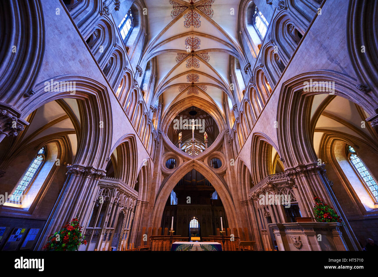 La navata medievale della Cattedrale di Wells costruito nei primi inglese in stile gotico in 1175, Wells Somerset, Inghilterra Foto Stock