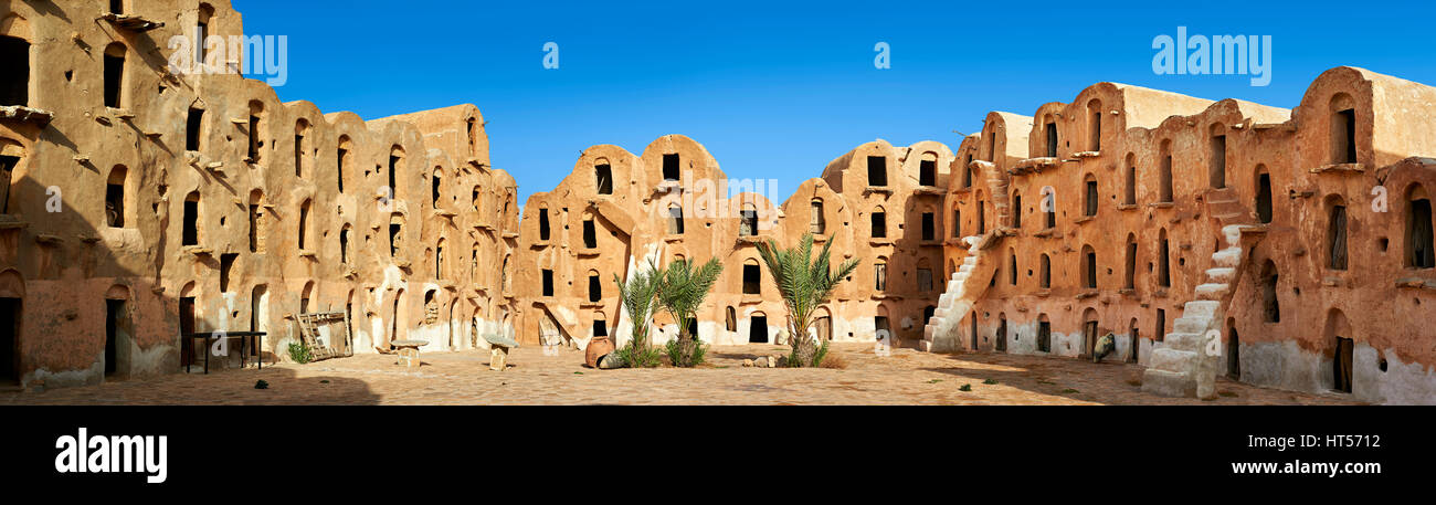 Panoramica di Ksar Ouled Soltane, un tradizionale berbera del Sahara e arabi di adobe fortificata granaio voltati cantine, Tunisia Foto Stock