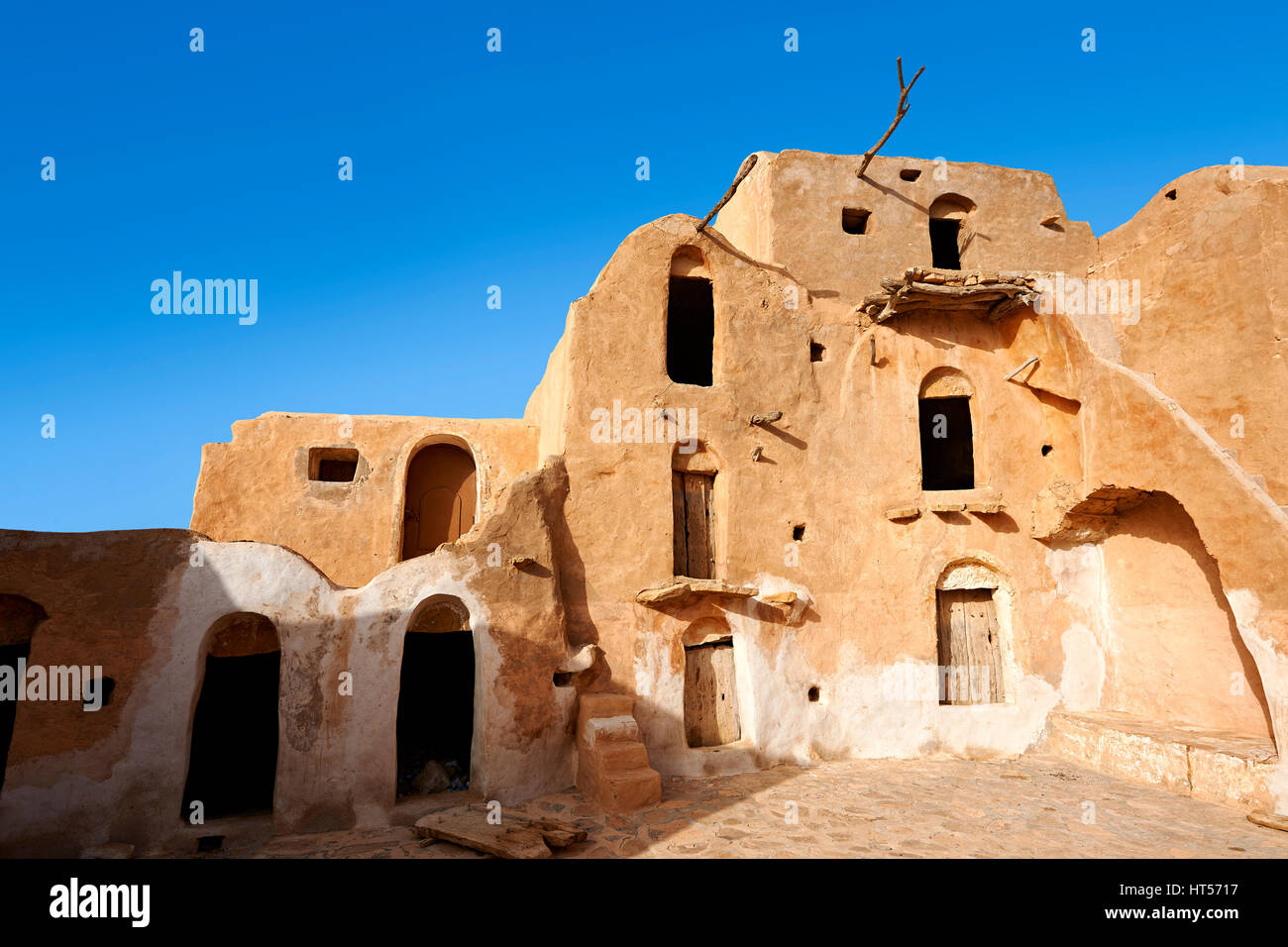 Ksar Ouled Soltane, un tradizionale berbera del Sahara e arabi di adobe fortificata granaio voltati cantine, Tunisia Foto Stock