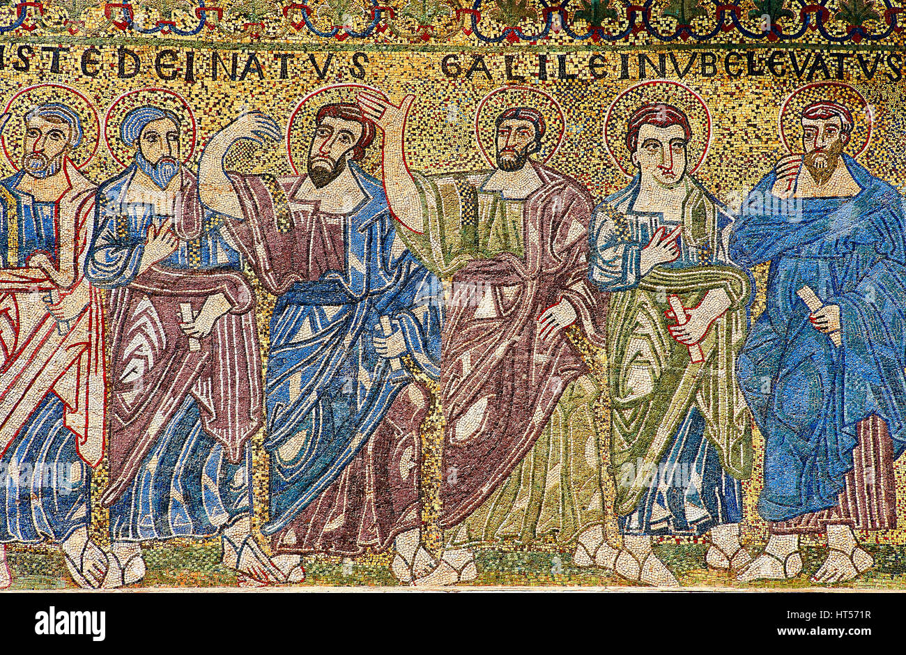 Chiudere fino al XIII secolo mosaico bizantino raffigurante gli Apostoli sulla Basilica di San Frediano, una chiesa romanica, Lucca, Tunscany, Ital Foto Stock
