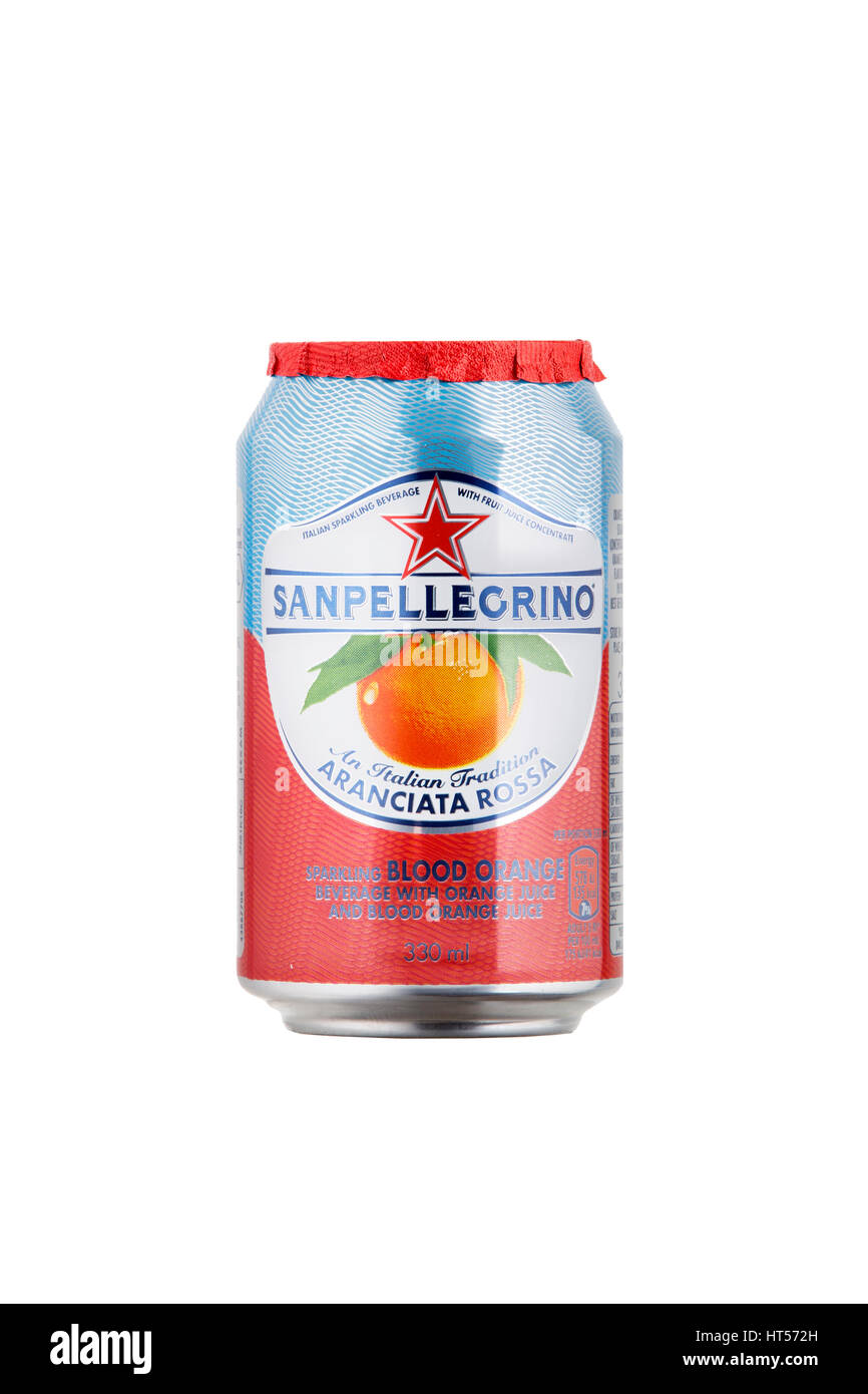 330ml singolo può di San Pellegrino sangue frizzante Aranciata arancione rosso dolce bere come un packshot su sfondo bianco Foto Stock