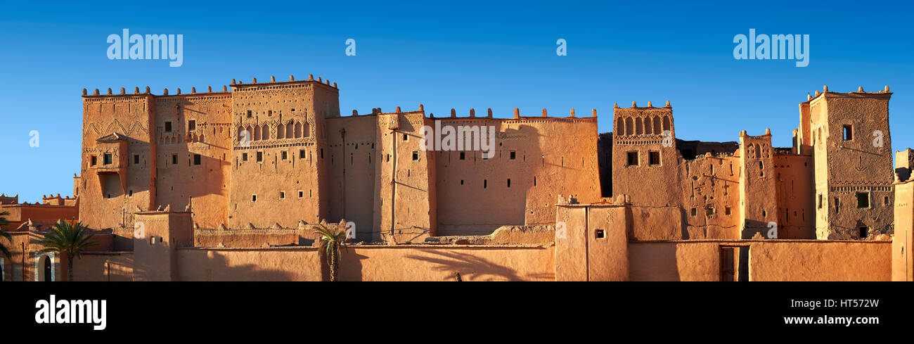 Esterno del mattone di fango kasbah Taourirt, Ourrzazate, Marocco, costruito da pascià Glaoui. Un sito Patrimonio Mondiale dell'Unesco Foto Stock