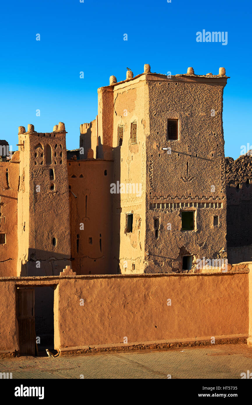 Esterno del mattone di fango kasbah Taourirt, Ourrzazate, Marocco, costruito da pascià Glaoui. Un sito Patrimonio Mondiale dell'Unesco Foto Stock