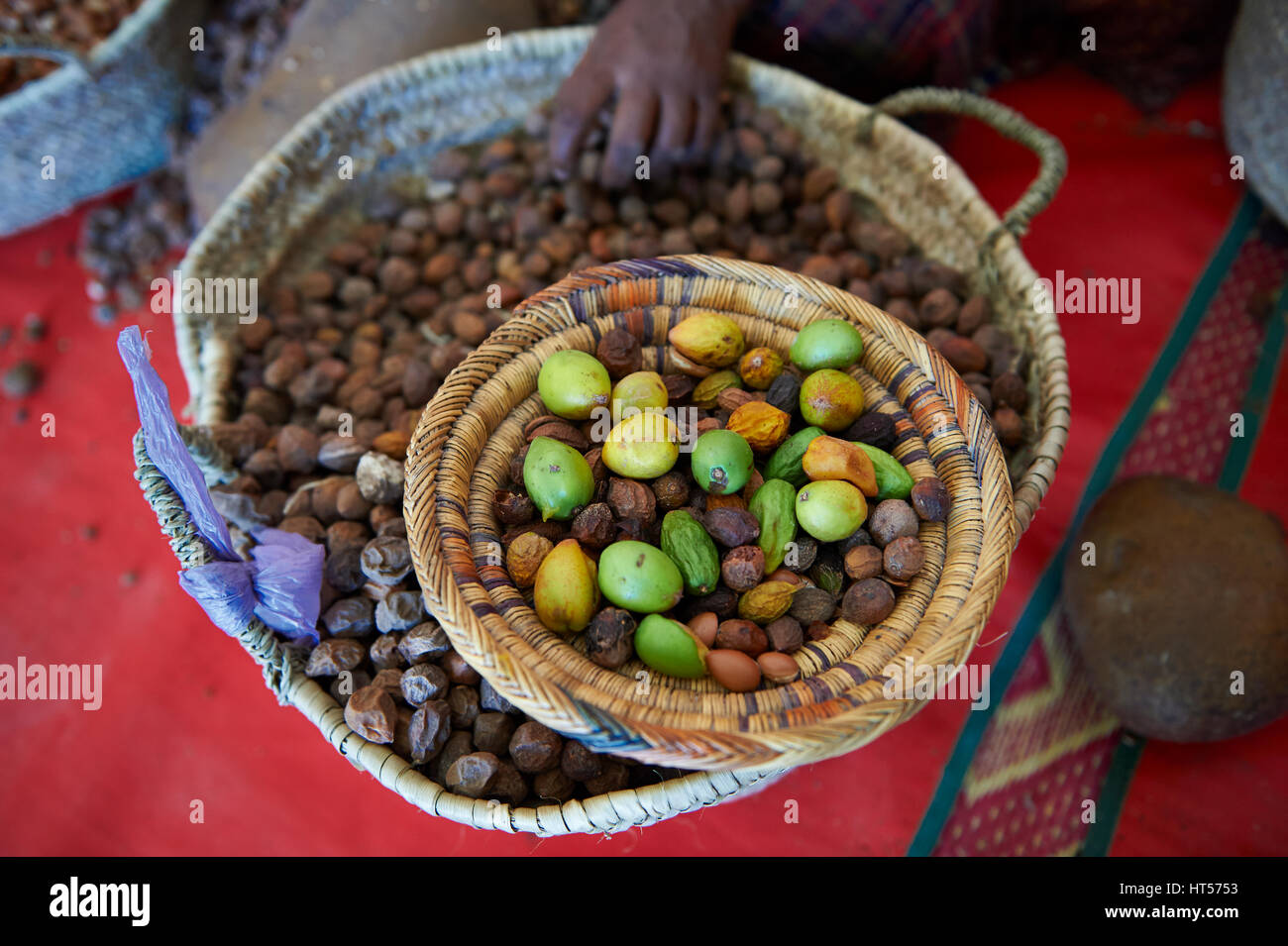 I dadi di Argan in cesti presso la cooperativa Marjana, Ounara, Essouira, Marocco Foto Stock