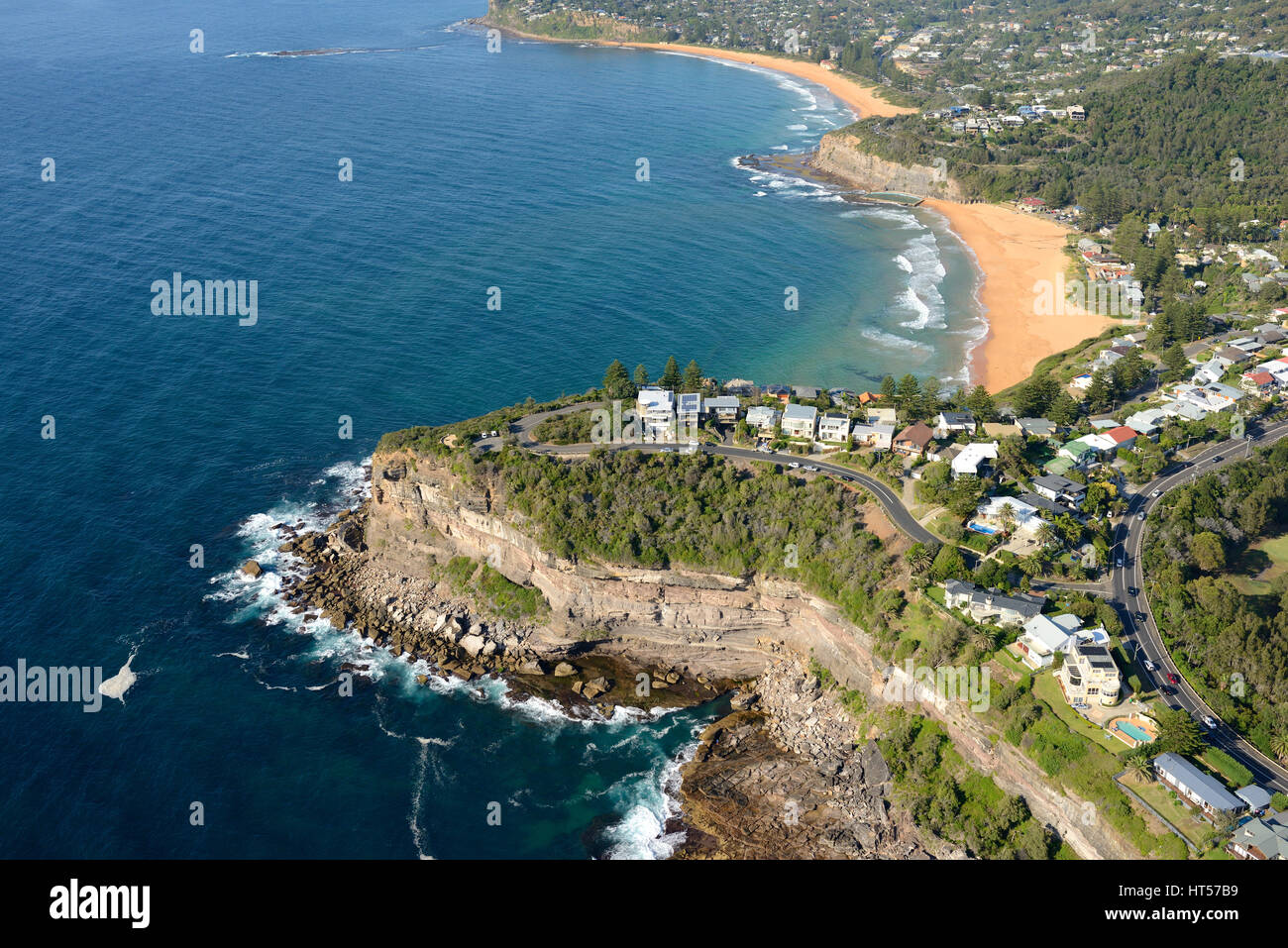 VISTA AEREA. Pittoresca comunità balneare a nord del centro di Sydney. Città di Bilgola Beach, Sydney, nuovo Galles del Sud, Australia. Foto Stock