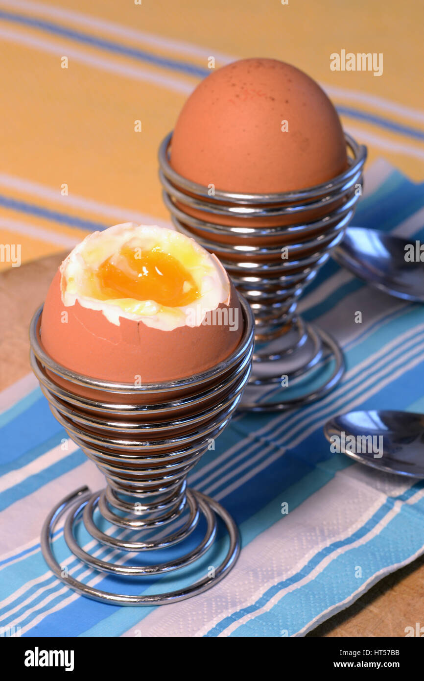 Due uova sode, uno aperto e pronto per la colazione di Pasqua la tabella Foto Stock