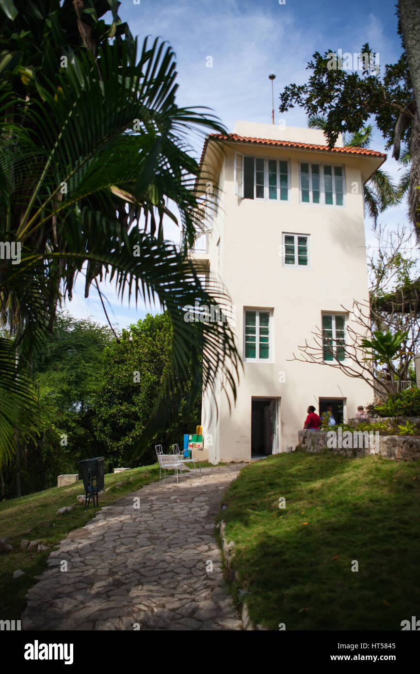 L'Avana, Cuba - Febbraio 2,2017: Casa Finca Vigia dove Ernest Hemingway visse dal 1939 al 1960.dal retro veranda e la torre adiacente uno ha Foto Stock