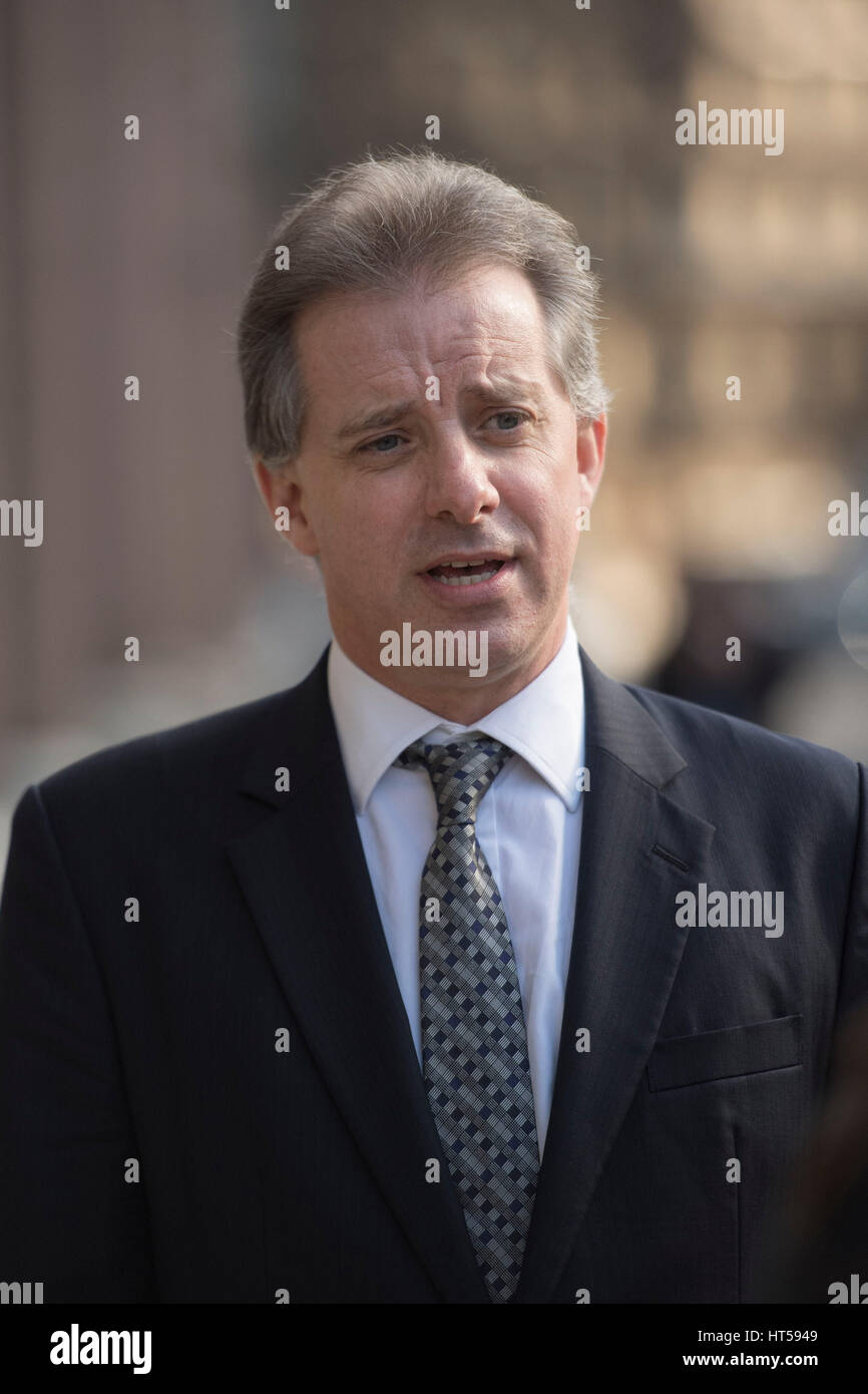 Christopher Steele, ex MI6 agente che set-up Orbis Business Intelligence e compilato un dossier su Donald Trump, a Londra dove ha parlato con i media per la prima volta. Foto Stock