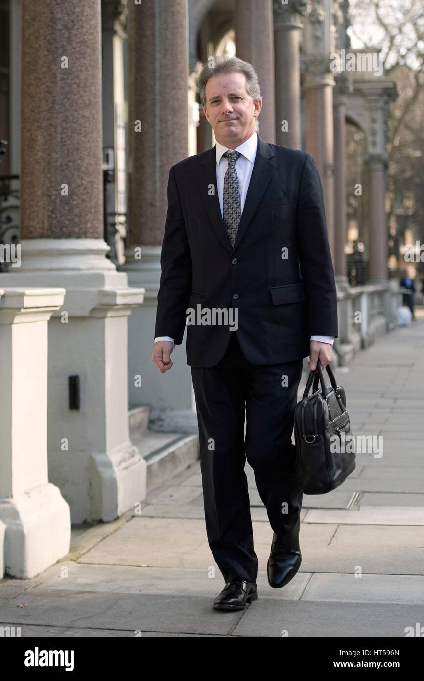 Christopher Steele, ex MI6 agente che set-up Orbis Business Intelligence e compilato un dossier su Donald Trump, a Londra dove ha parlato con i media per la prima volta. Foto Stock