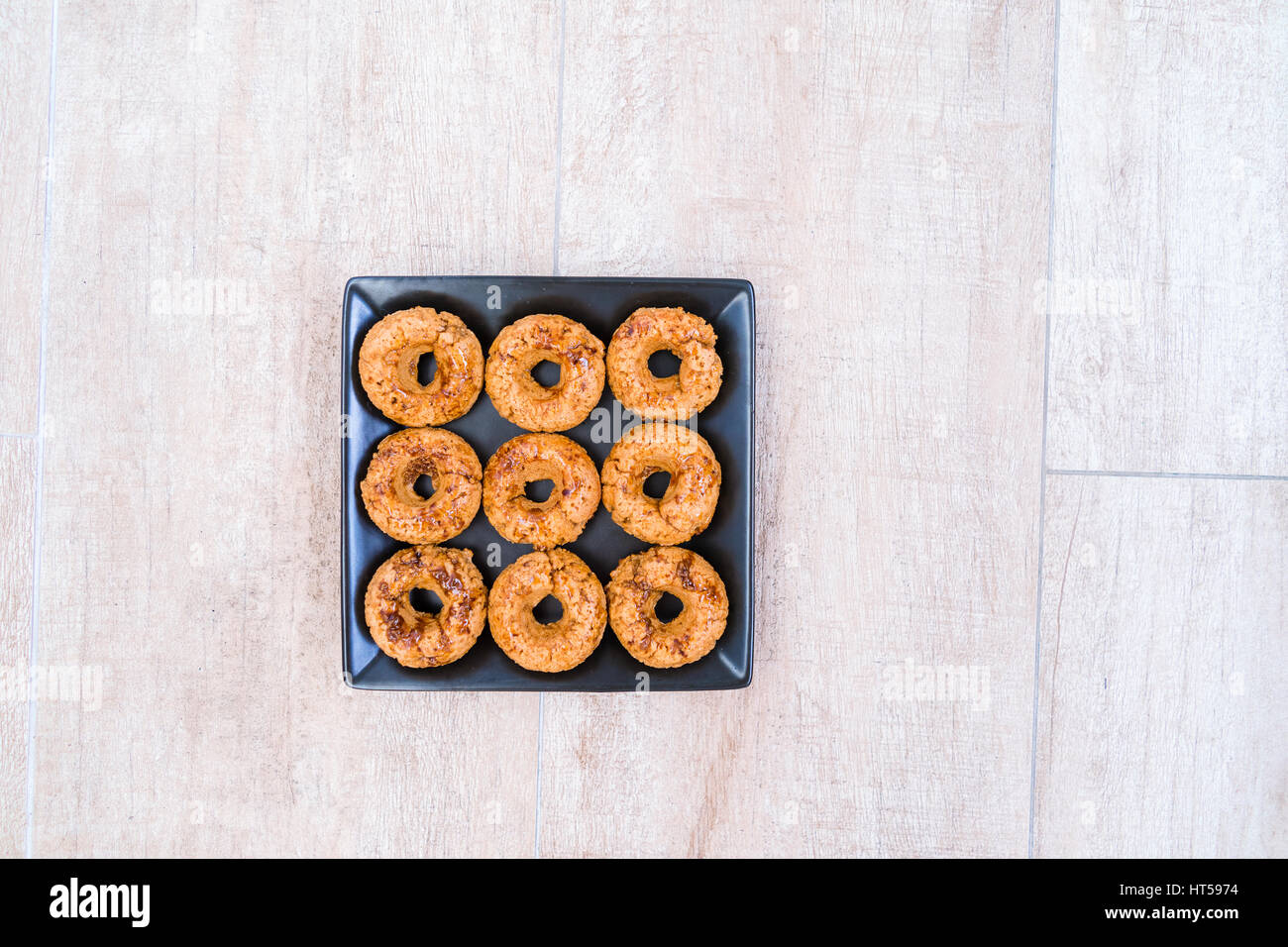Vista dall'alto da forno di ciambelle alla cannella Foto Stock