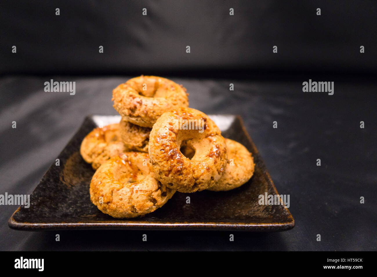 Ciambelle alla cannella su una piastra Foto Stock