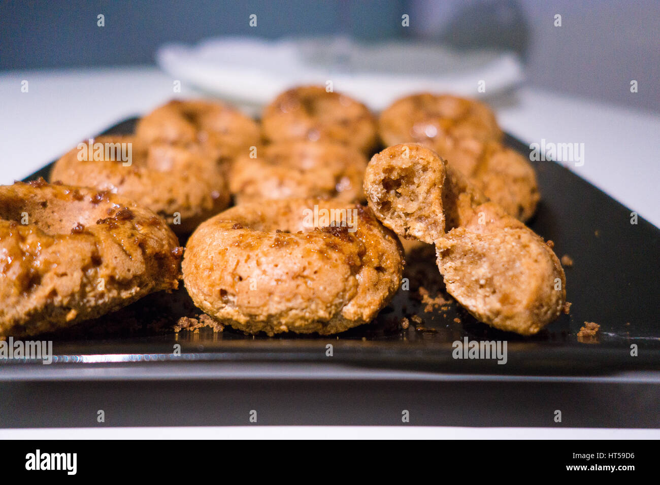 Colpo angolato di ciambelle al forno Foto Stock