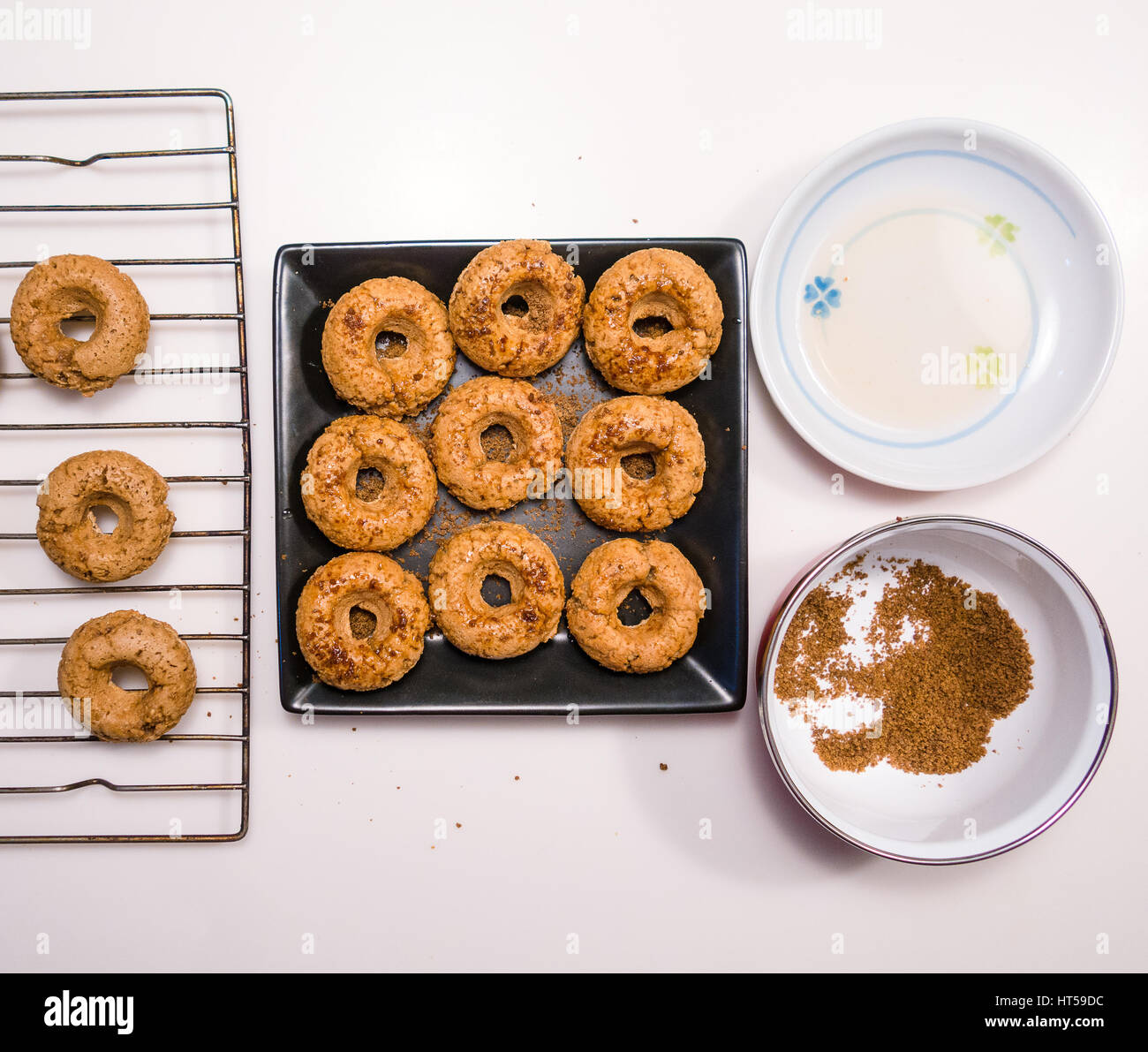 Colpo angolato di ciambelle al forno Foto Stock