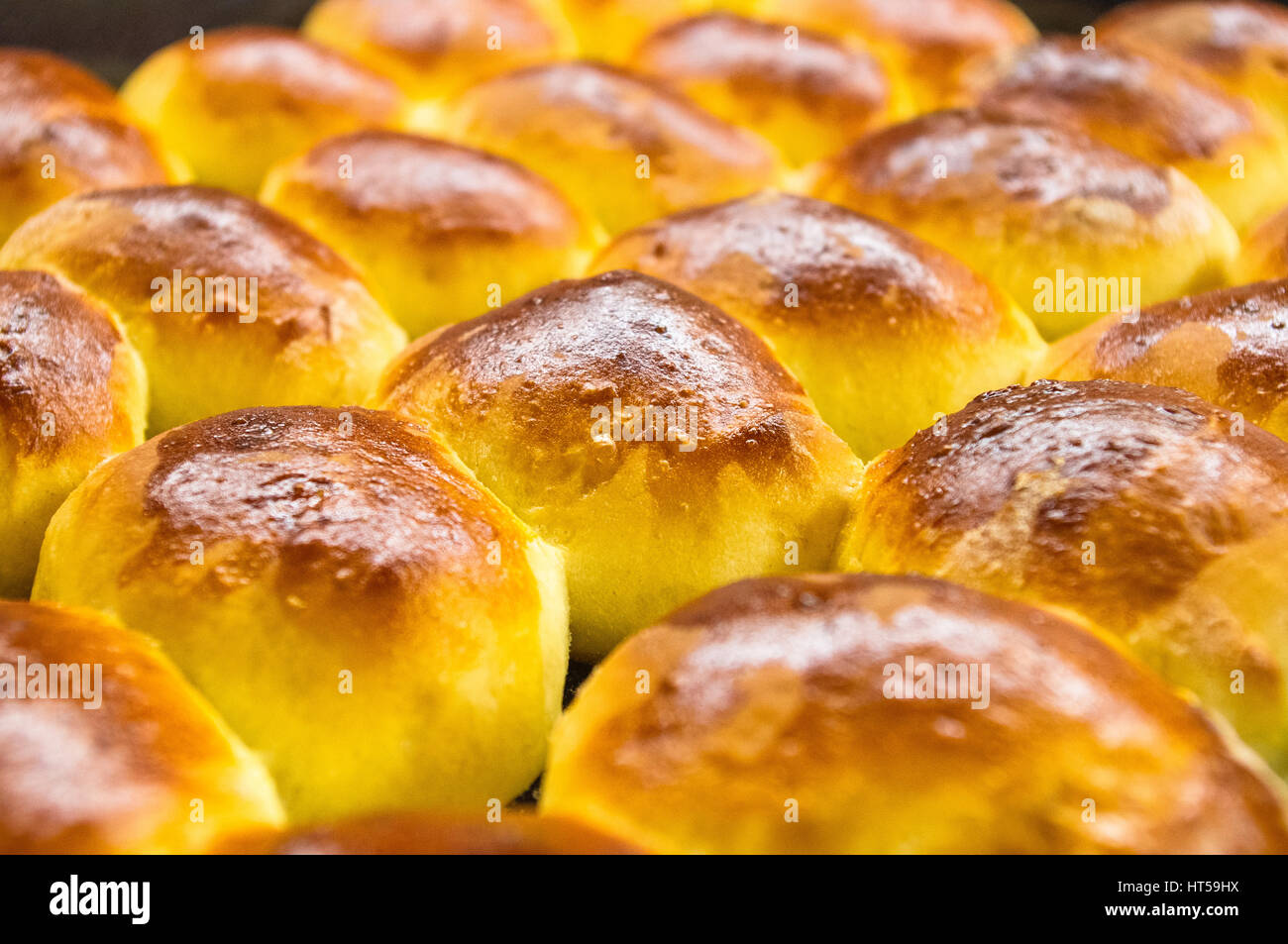 Pane appena sfornato focaccine fatte in casa a mano, preso solo fuori del forno Foto Stock