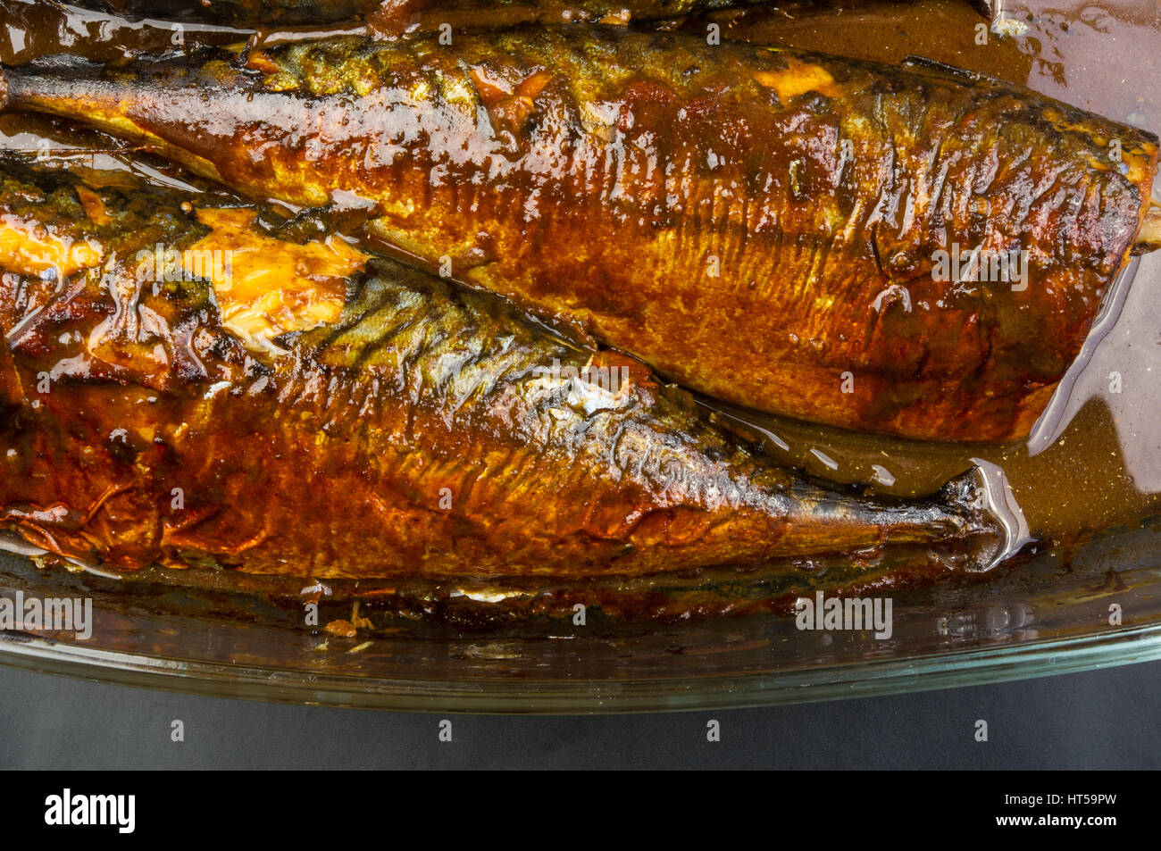 Sgombri in marinata, cotto in un contenitore di vetro Foto Stock