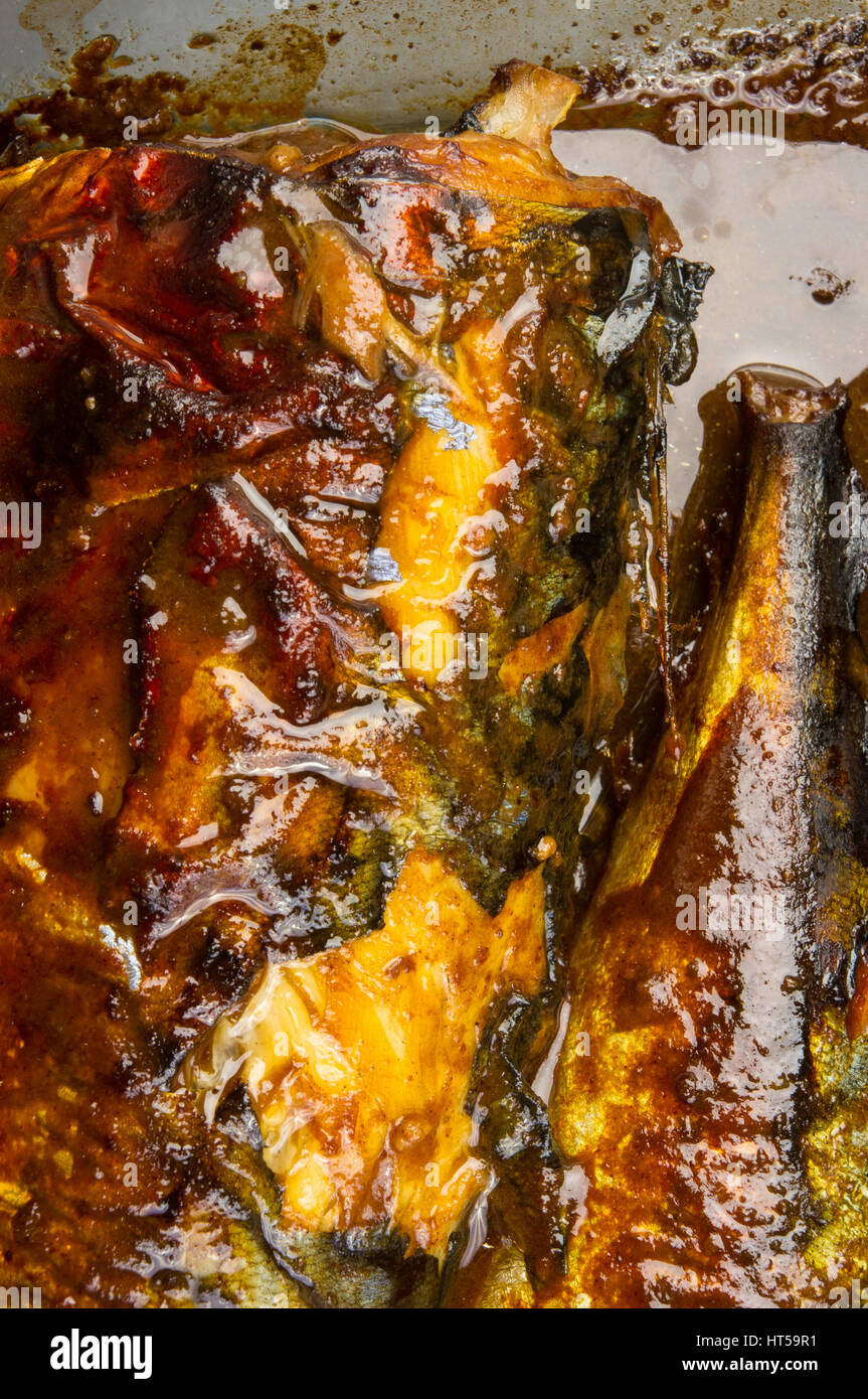 Sgombri in marinata, cotto in un contenitore di vetro Foto Stock