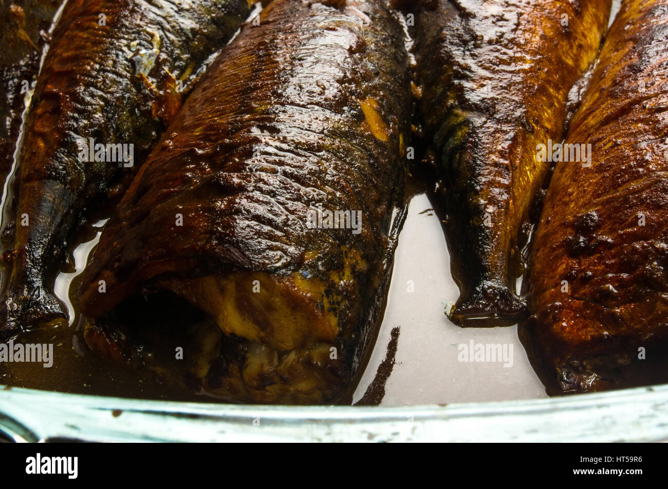 Sgombri in marinata, cotto in un contenitore di vetro Foto Stock