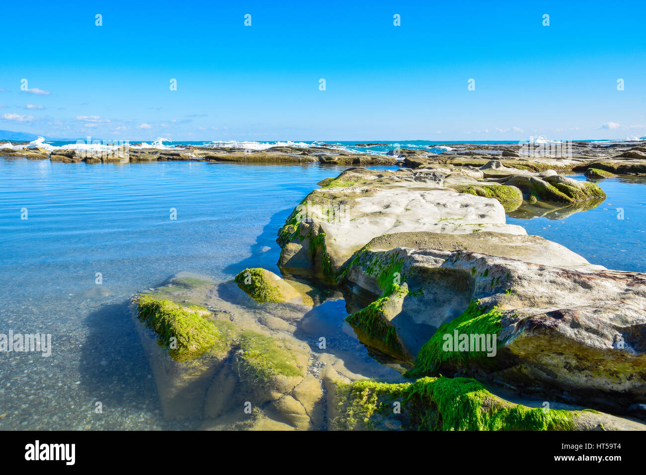 Bellissimo paesaggio, seascape, natura straordinaria sfondo con rocce e acque blu. Foto Stock