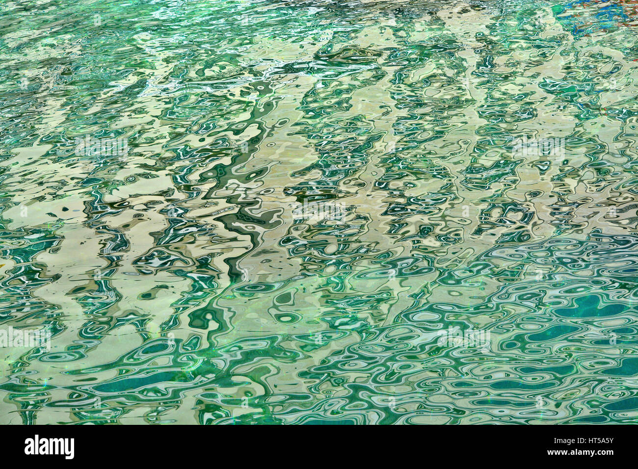 Acqua verde riflessioni sul Lago di Ginevra, Svizzera, facendo un grande abstract Foto Stock