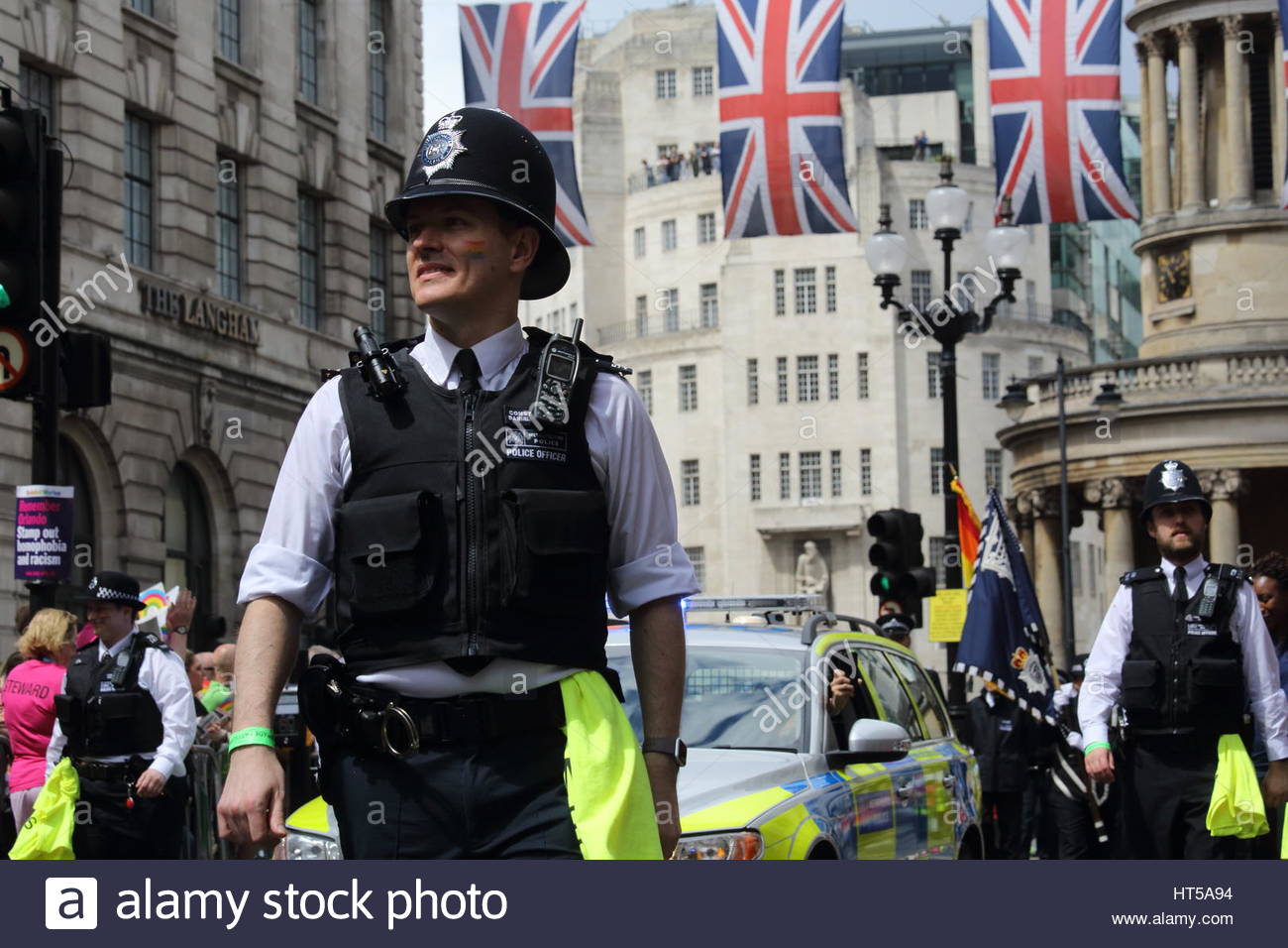 Un britannico funzionario di polizia sorrisi come egli partecipa nel 2016 Londra Pride Festival Credito: reallifephotos / Alamy Foto Stock