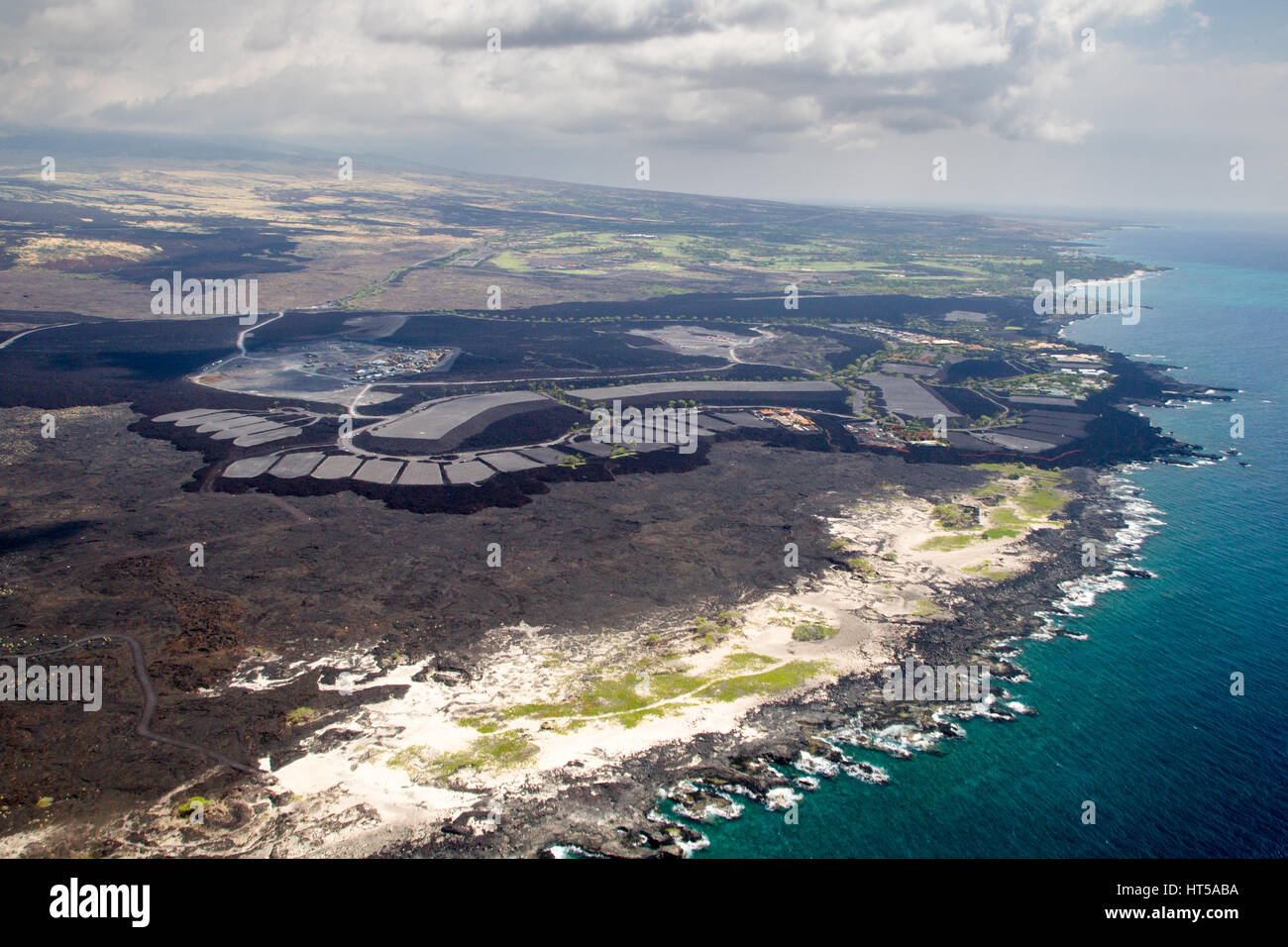 Vista aerea di un alloggiamento area di sviluppo sulla costa occidentale della grande isola, Hawaii, Stati Uniti d'America. Foto Stock