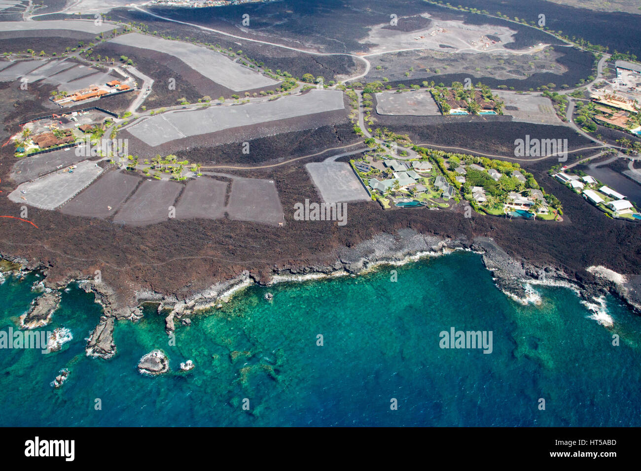 Vista aerea di un alloggiamento area di sviluppo sulla costa occidentale della grande isola, Hawaii, Stati Uniti d'America. Foto Stock