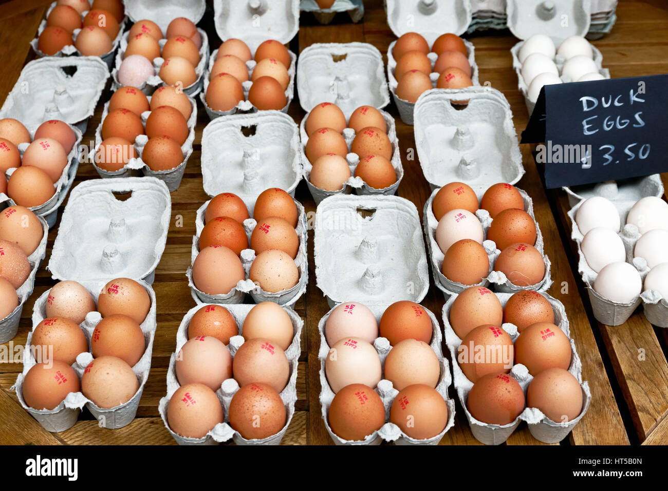 Carni di pollo e le uova di anatra sul display a Borough Market in London Foto Stock