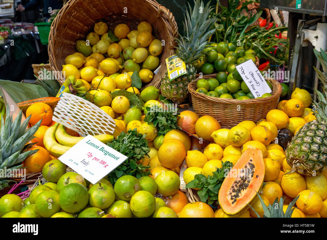 Limone, Bergamotto in esposizione al mercato di Borough di Londra Foto Stock
