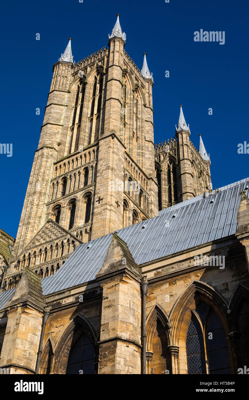 Una vista del western le torri della Cattedrale di Lincoln nella storica città di Lincoln, Regno Unito. Foto Stock