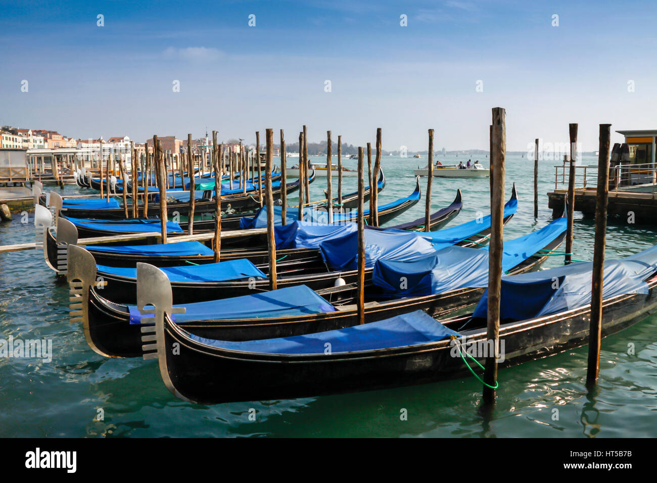 Gondole attraccate di fronte a Piazza San Marco a Venezia, Italia Foto Stock