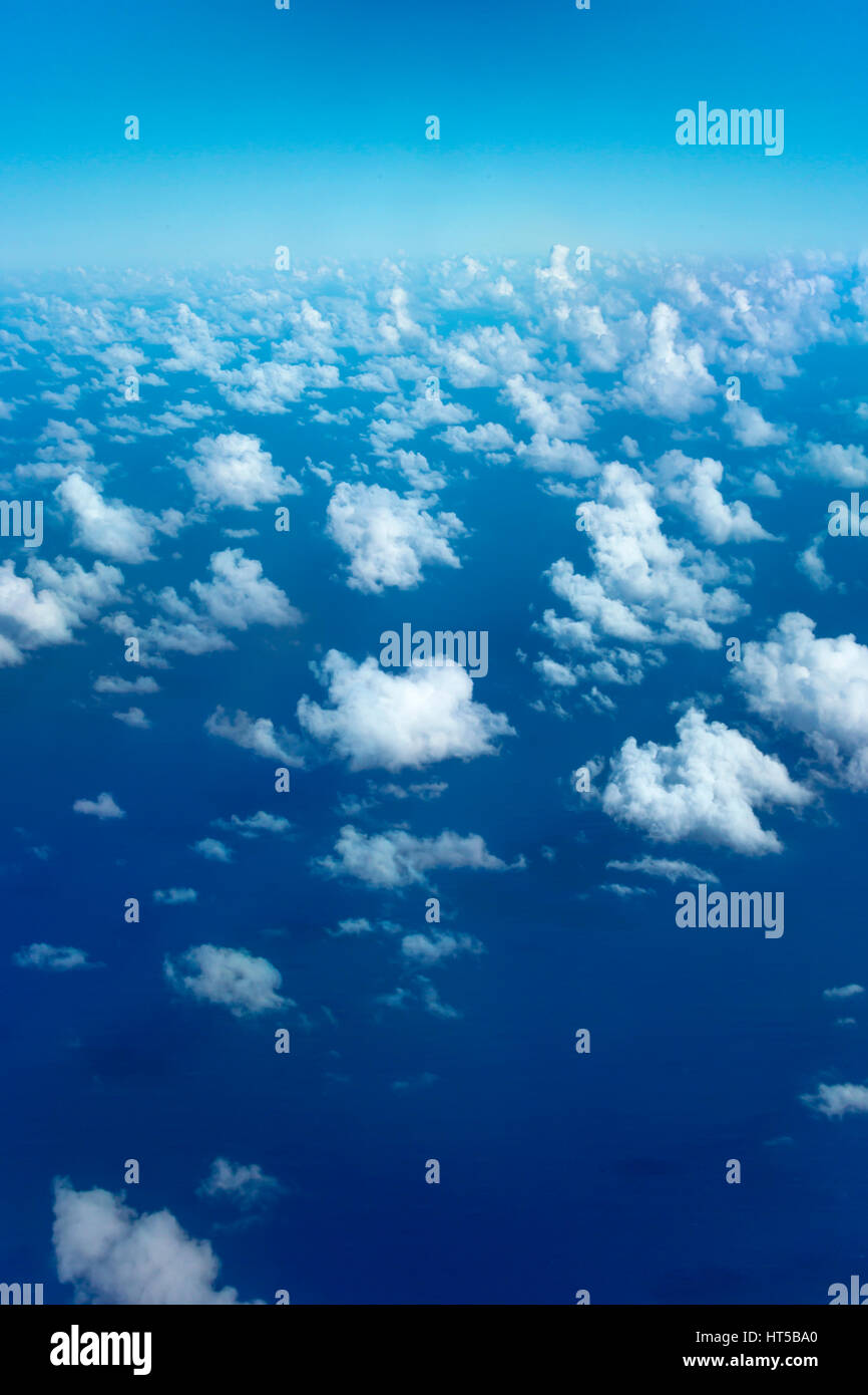 Si affacciano a 30000 piedi ANTENNA DI CUMULUS nuvole sopra i senza terra blu oceano Foto Stock