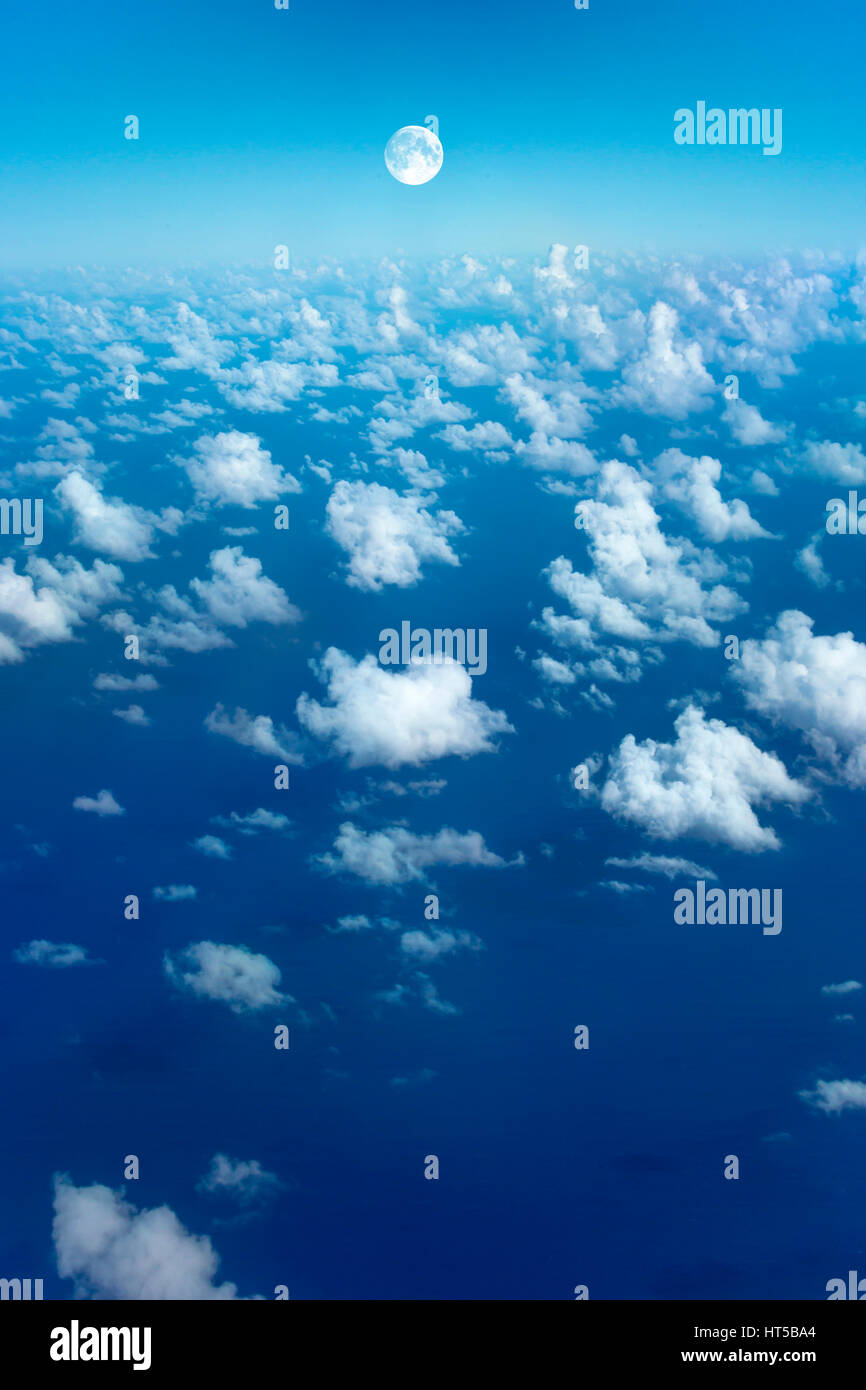 Si affacciano a 30000 piedi ANTENNA DI CUMULUS nuvole sopra i senza terra blu oceano Foto Stock