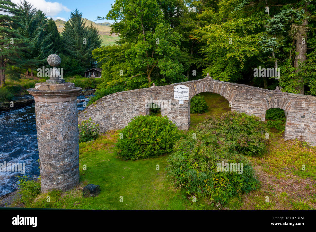 Il Clan McNab sepoltura su un'isola nel fiume del Falls of Dochart Killin Perthshire. Foto Stock