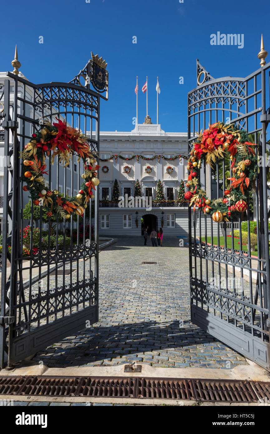 Natale ghirlande aprire il cancello di ingresso governatori MANSION FORTELEZA LA CITTÀ VECCHIA di SAN JUAN DI PORTO RICO Foto Stock