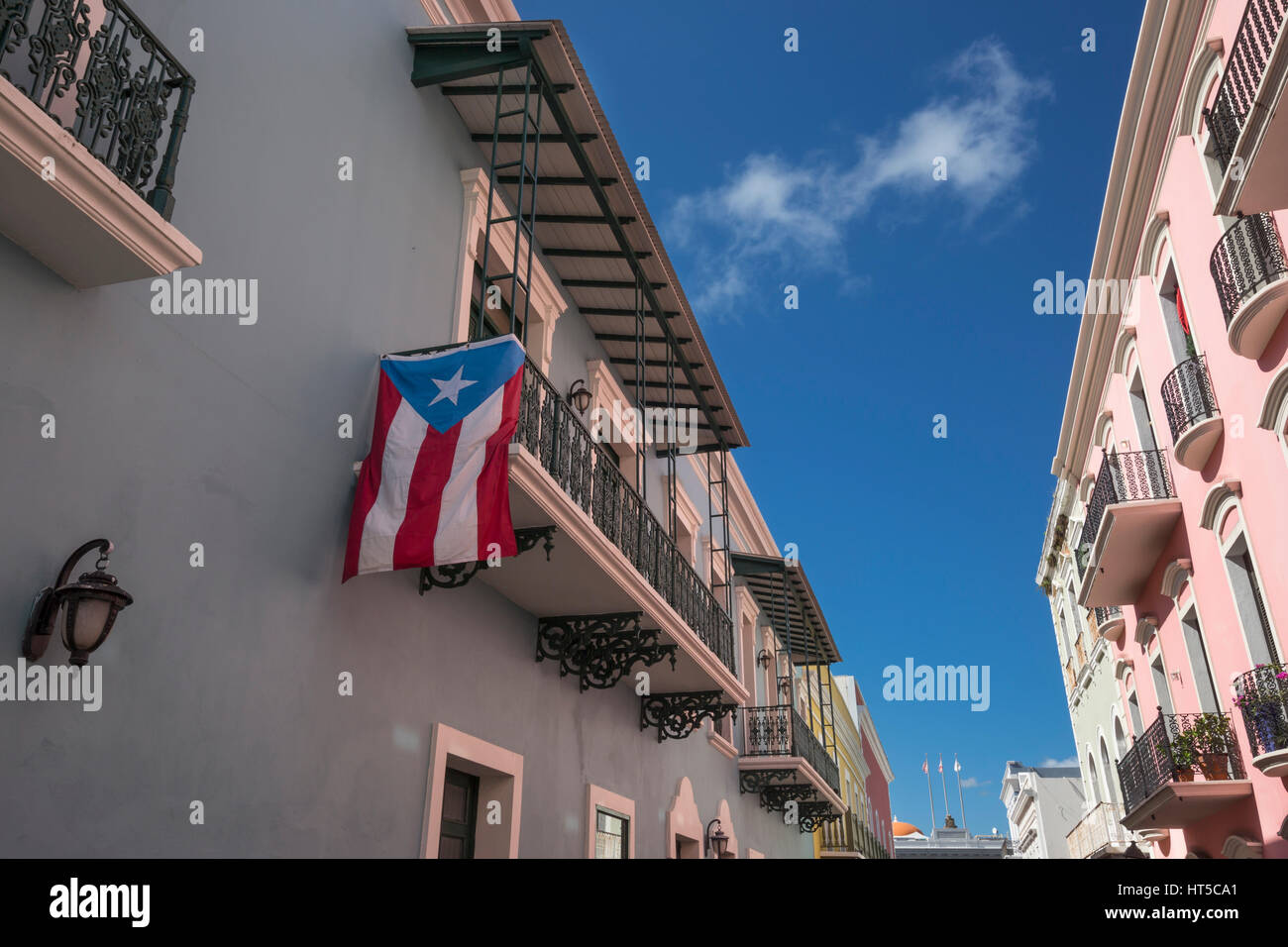 Il Puerto Rican bandiera CALLE FORTELEZA Città Vecchia di San Juan di Porto Rico Foto Stock