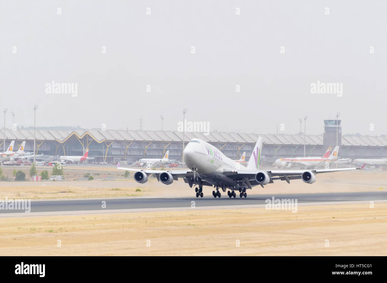 Aereo Boeing 747, di aria Wamos compagnia aerea, è tenuto fuori da Madrid - Barajas, Adolfo SUAREZ aeroporto. Nuvoloso Giorno d'estate. Foto Stock