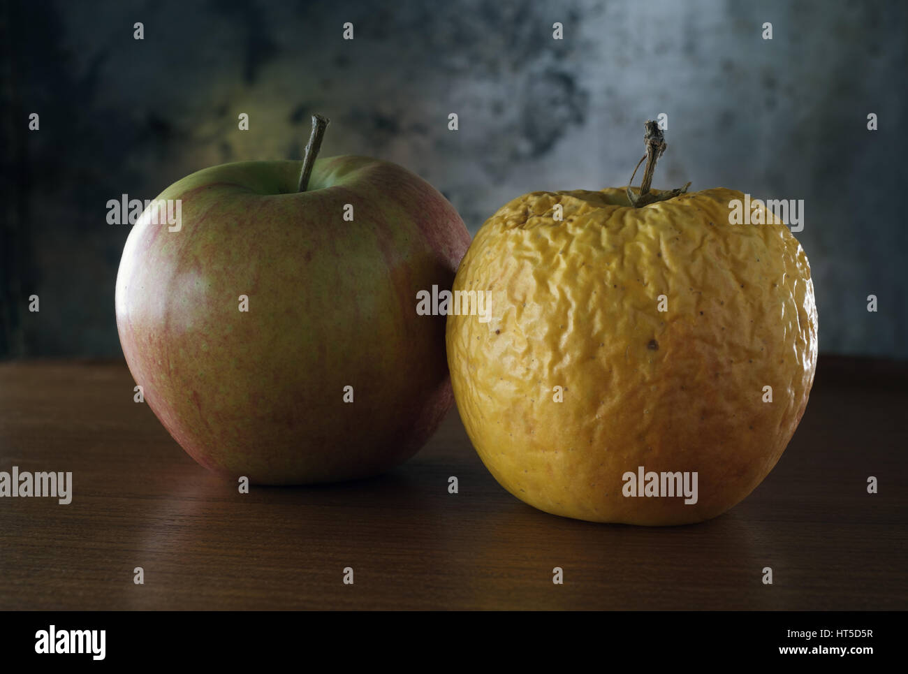 Asciugare rugosa e mele fresche - Processo di Invecchiamento Foto Stock