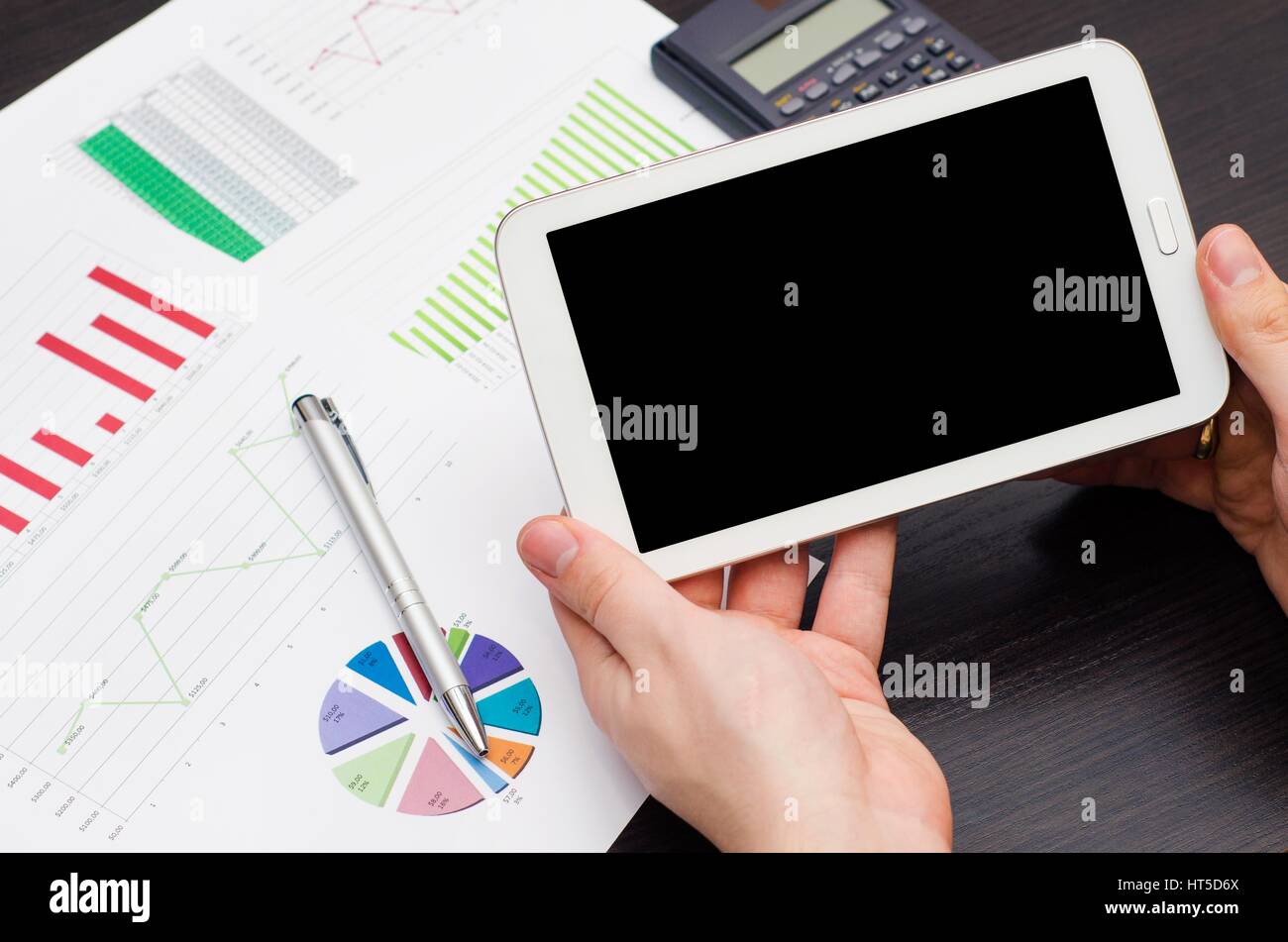 Tablet PC con schermo vuoto. Moderni posti di lavoro in ufficio Foto Stock