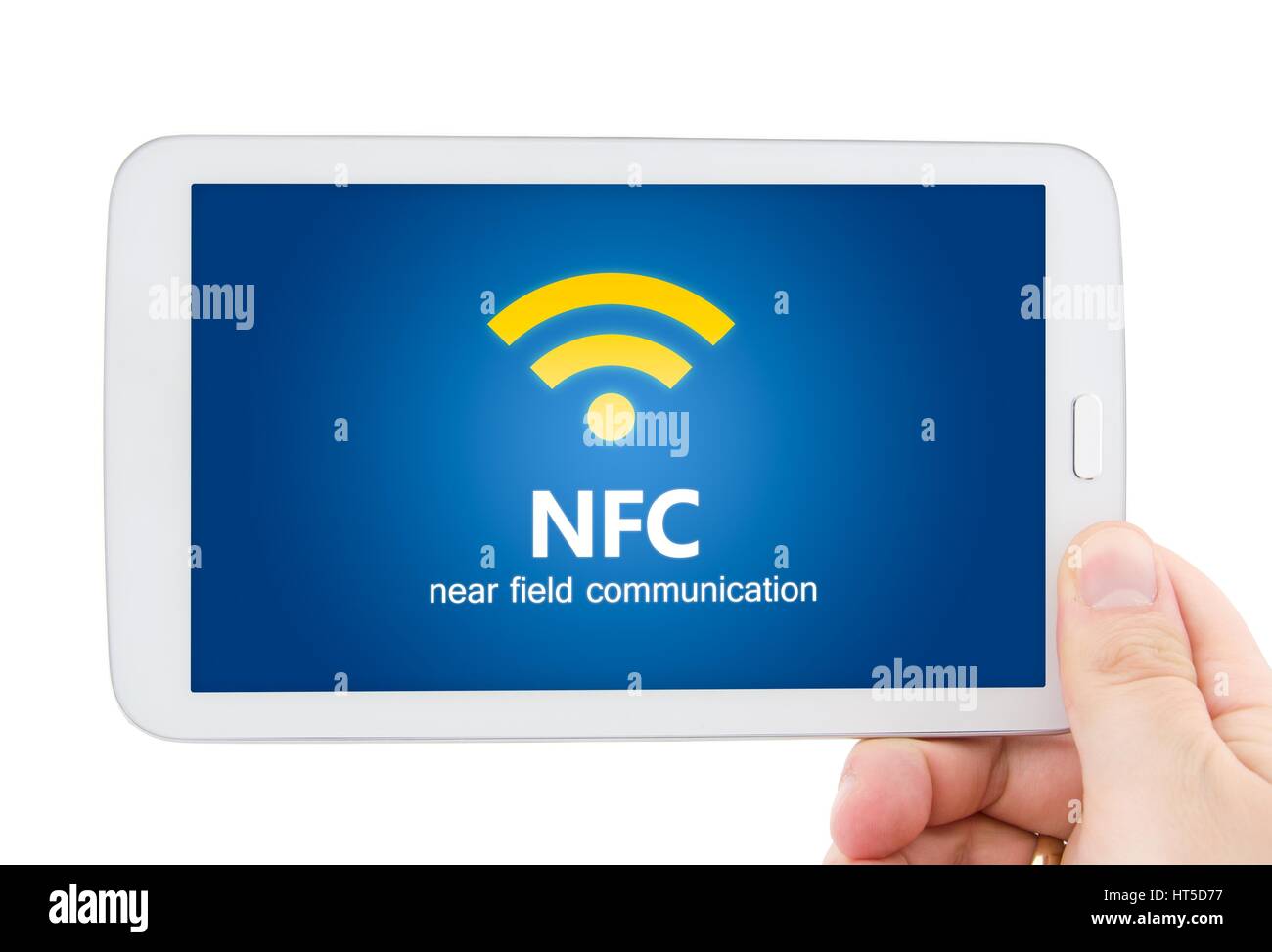 Mano azienda tablet con NFC. Tecnologia di accesso wireless a un metodo di pagamento Foto Stock
