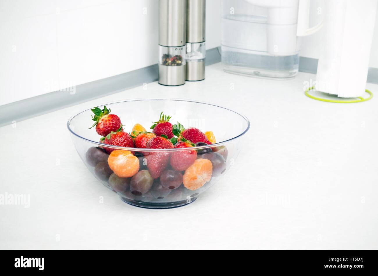 Vaso di vetro pieno di frutta in una moderna cucina Foto Stock