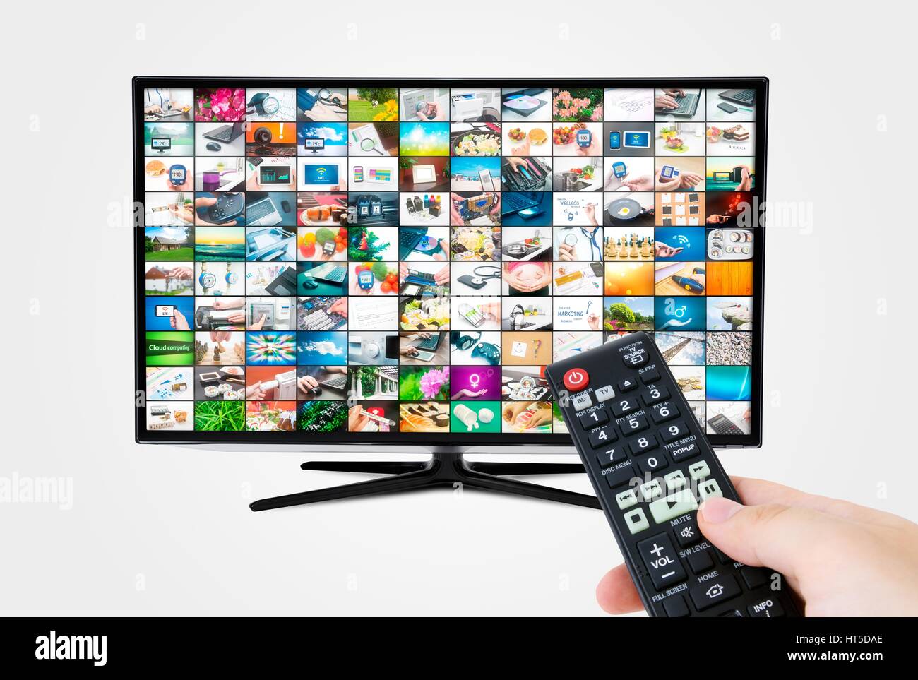TV widescreen ad alta definizione con schermo video gallery. Telecomando in mano Foto Stock