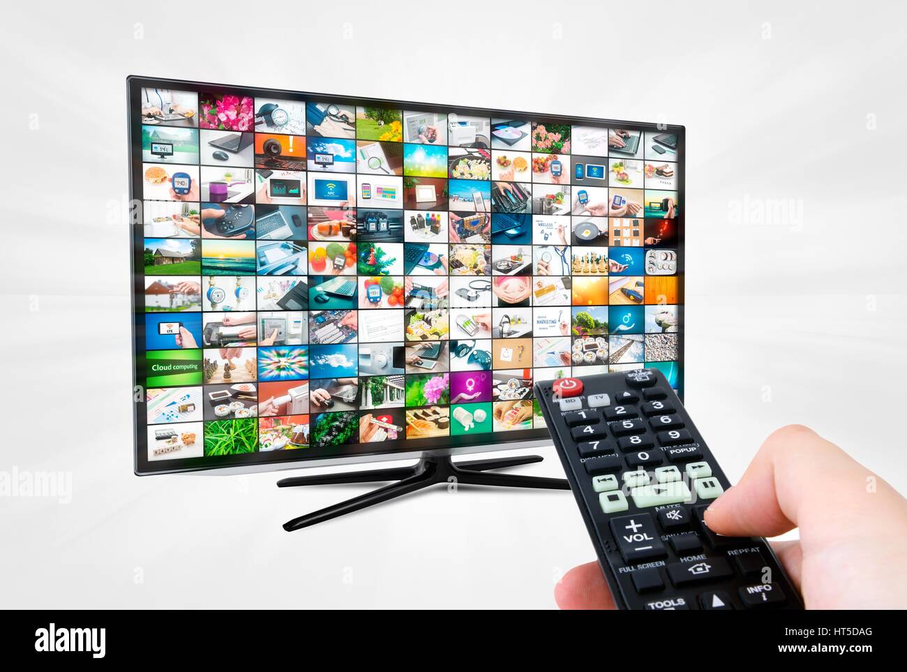 TV widescreen ad alta definizione con schermo video gallery. Telecomando in mano Foto Stock
