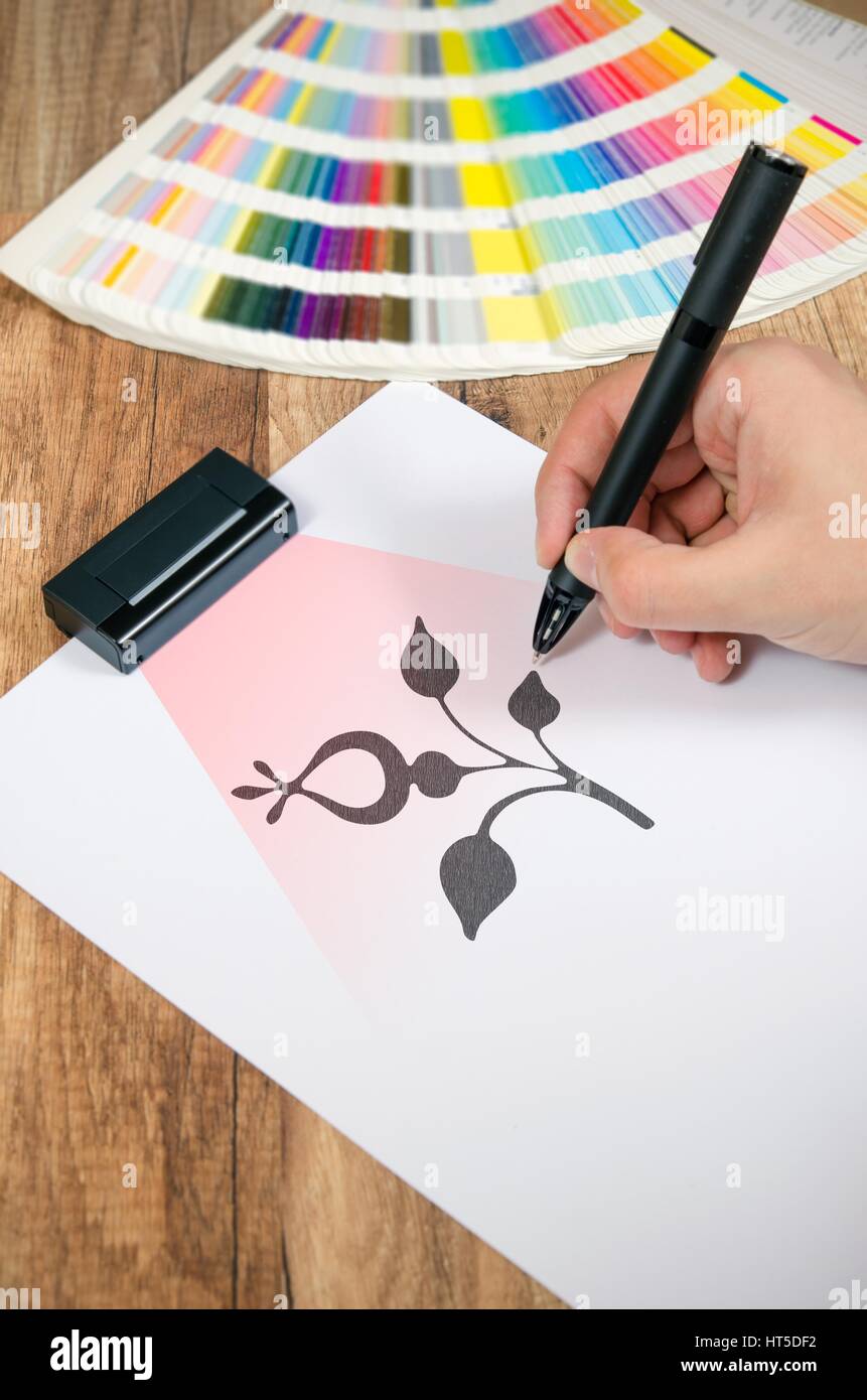 Graphic designer che lavora con la moderna penna digitalizzata Foto Stock