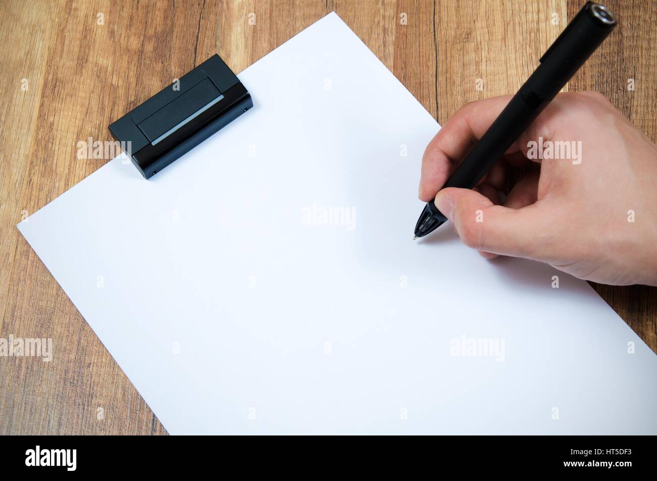 Graphic designer che lavora con la moderna penna digitalizzata Foto Stock