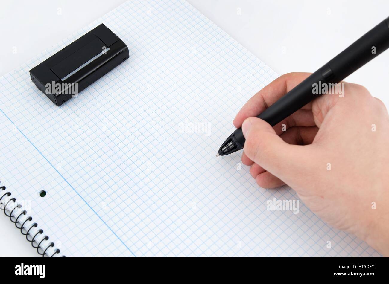 Graphic designer che lavora con la moderna penna digitalizzata Foto Stock