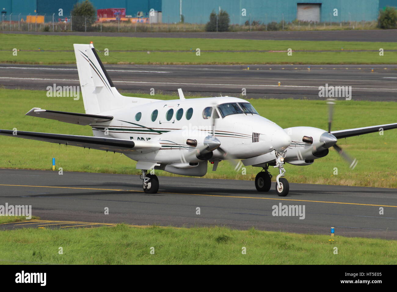 F-GPJD, un Beechcraft E90 King Air operati da Aero Sotravia, a Prestwick International Airport in Ayrshire. Foto Stock