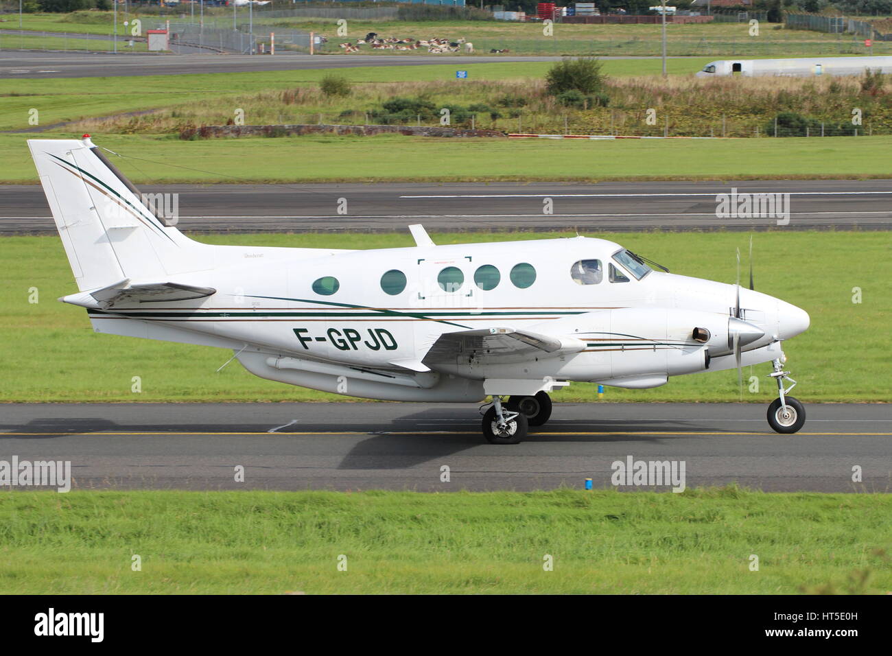 F-GPJD, un Beechcraft E90 King Air operati da Aero Sotravia, a Prestwick International Airport in Ayrshire. Foto Stock