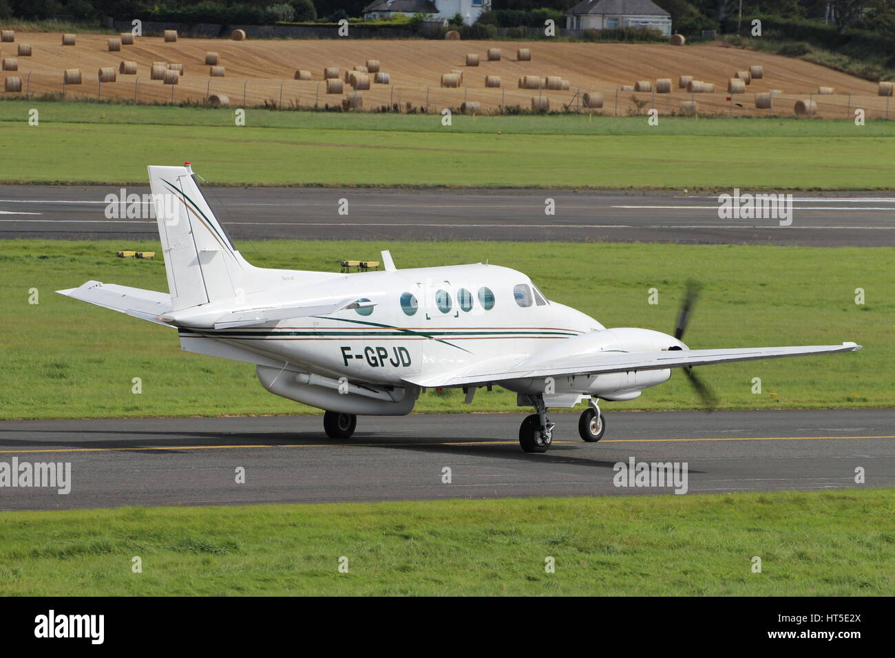 F-GPJD, un Beechcraft E90 King Air operati da Aero Sotravia, a Prestwick International Airport in Ayrshire. Foto Stock