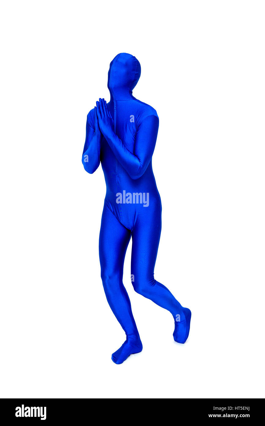 Misterioso uomo blu in costume gesti con le mani Foto Stock